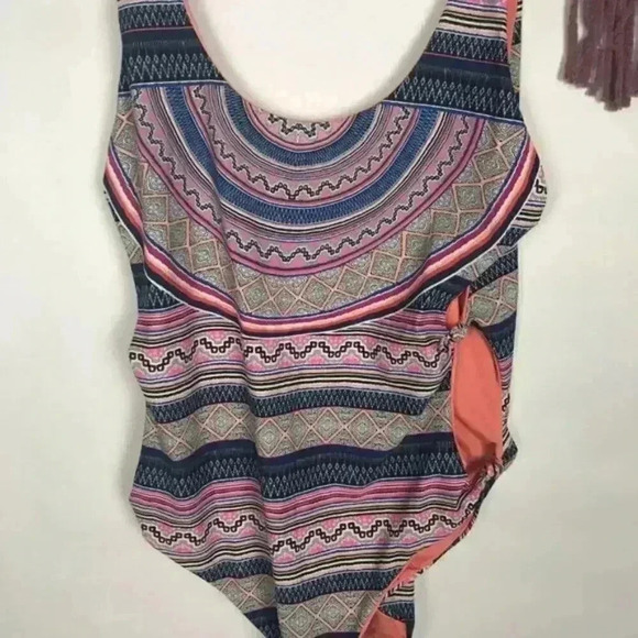 Red Carter Cali Knotted One-Piece Size Medium - Picture 6 of 8